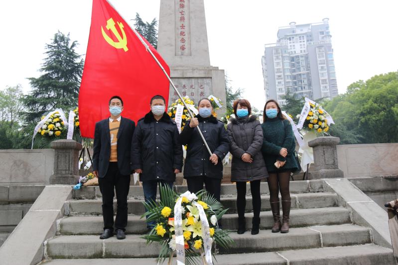 湘北汽運黨支部主題黨日活動，緬懷抗日英烈，祭掃墓地，敬獻花籃。